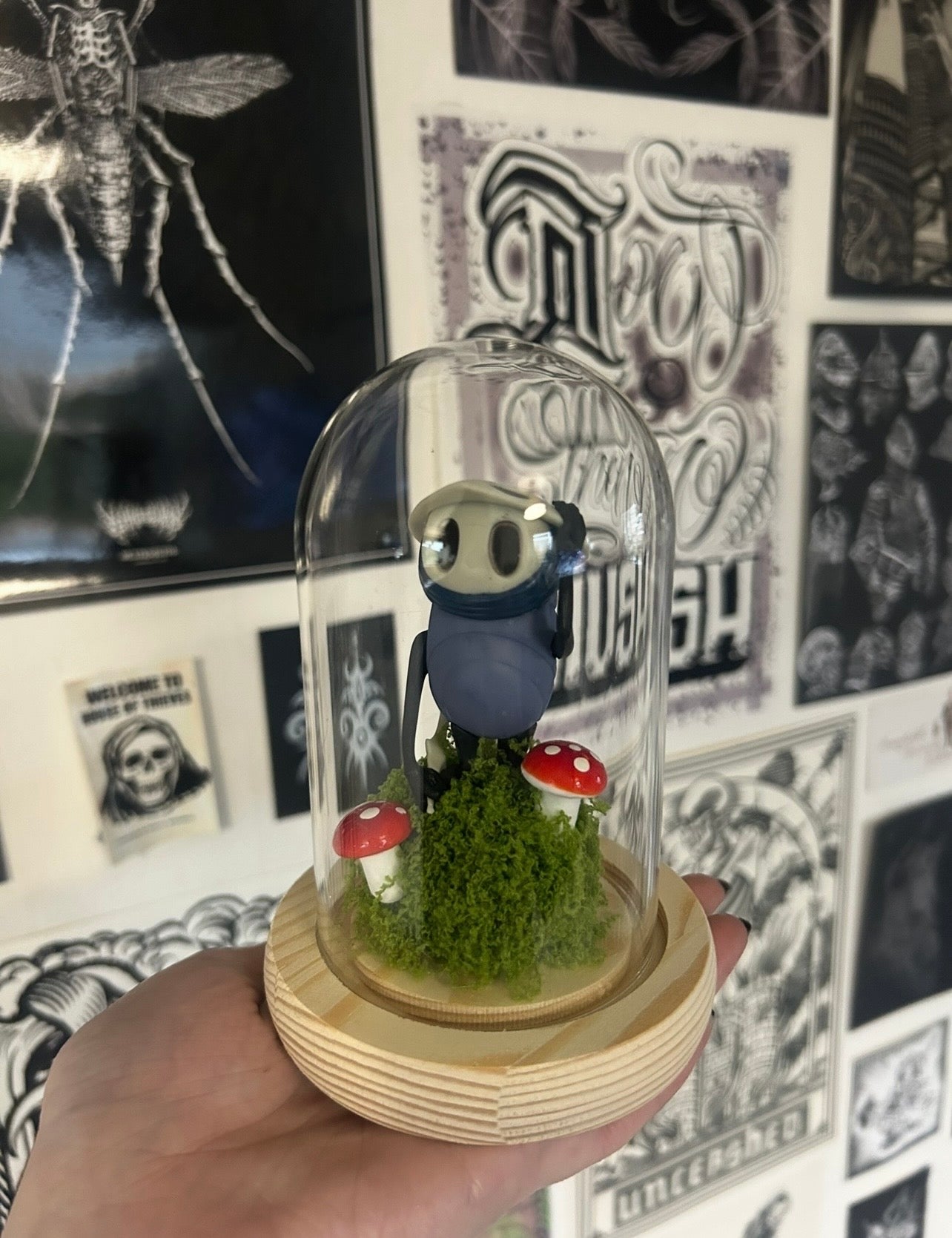 Hollow knight Quirrel glass dome figure display
