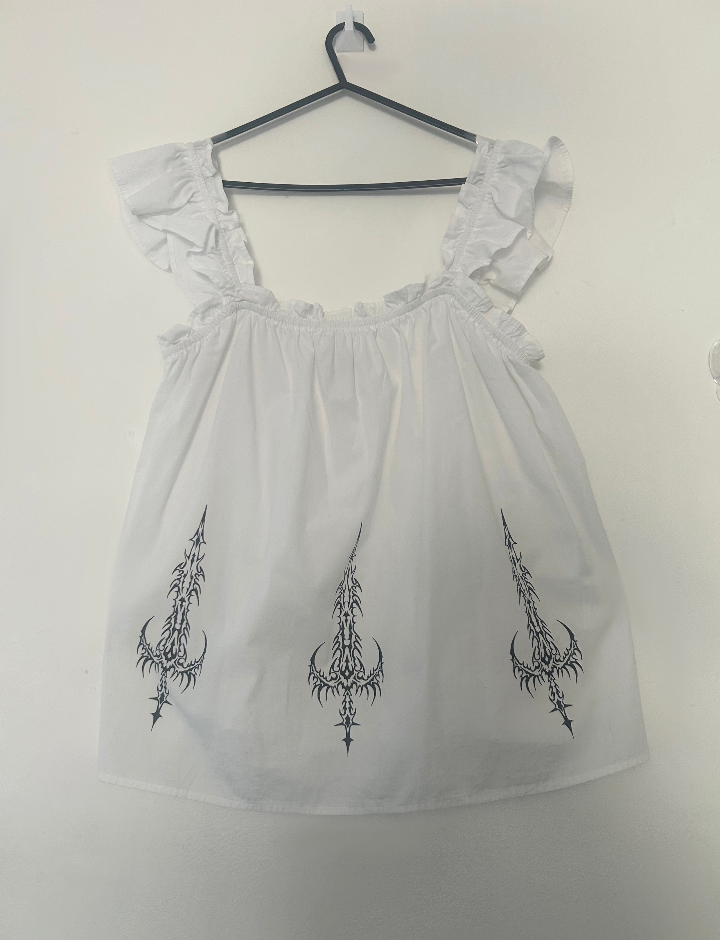 reworked / upcycled frilly white top size M
