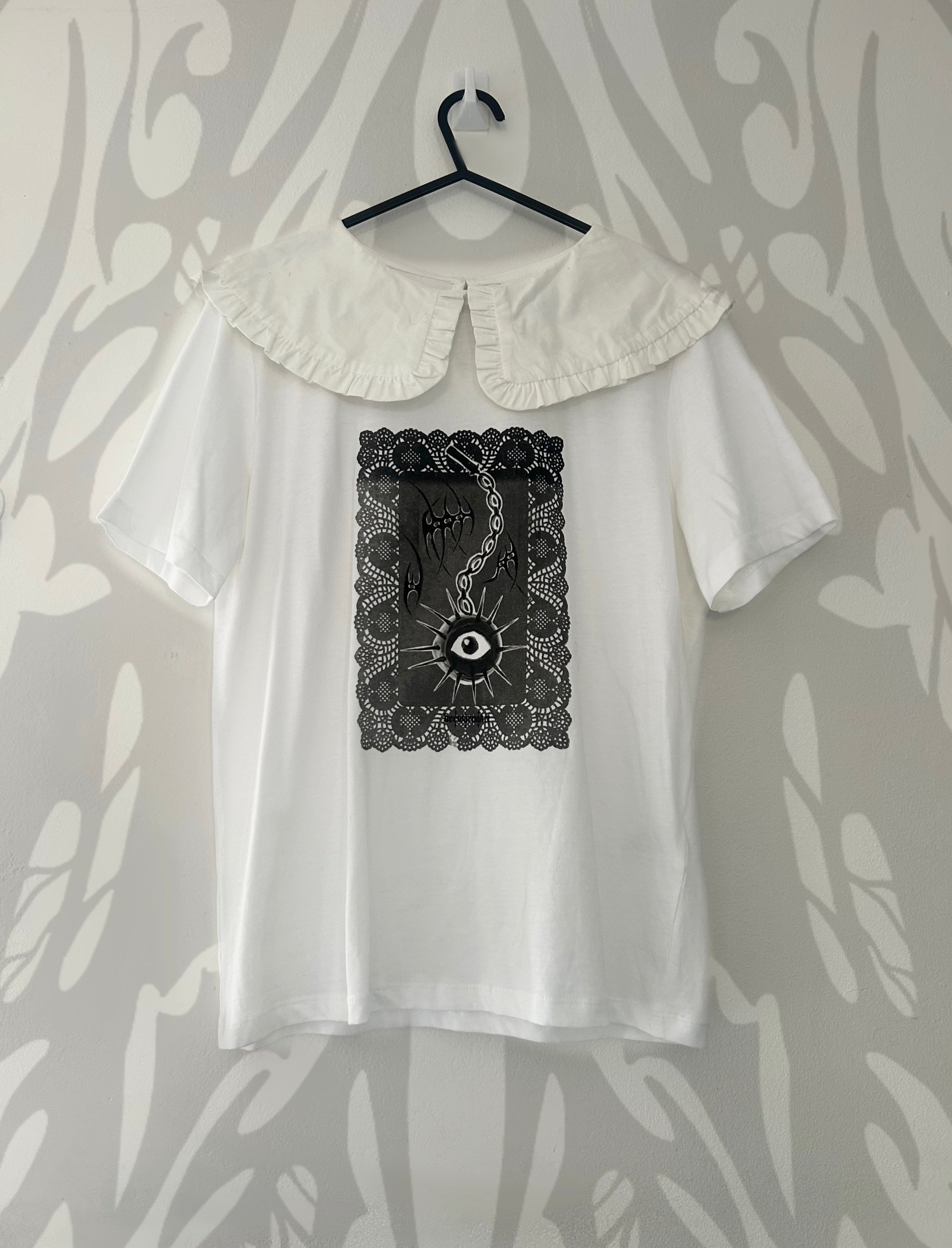 SAMPLE/SECONDS upcycled white collar tshirt size S