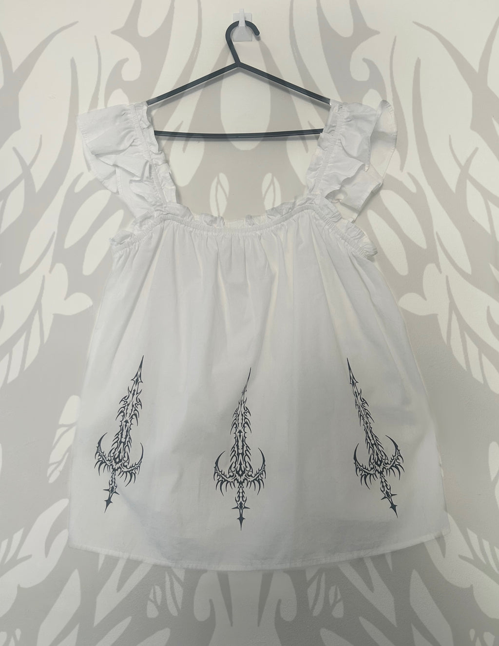 reworked / upcycled frilly white top size M